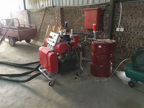 聚氨酯發(fā)泡黑白料現(xiàn)場外保溫施工的推廣(圖1) 防腐聚脲噴涂設備施工案例